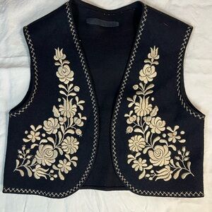 Vintage Black Embroidered Floral Vest Boho Western Cottagecore XS–S